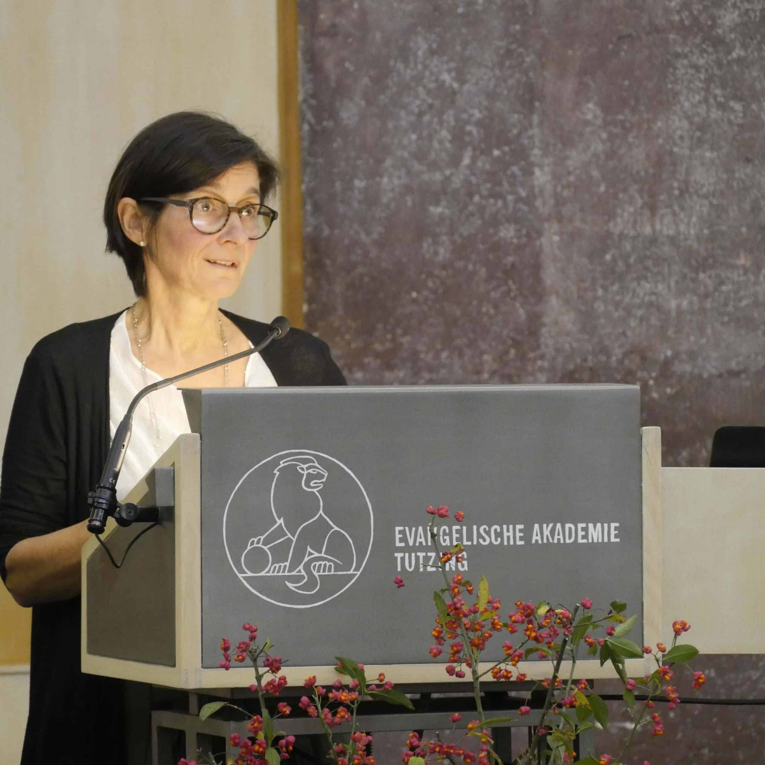 Dr. Dorothee Halcour