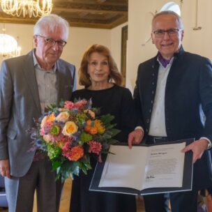 Gerd ANTHOFF, Schauspieler und Laudator, Senta BERGER, Schauspielerin und Preistraegerin und Udo HAHN, Akademiedirektor