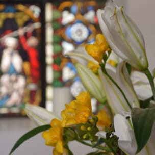 Weiße Lilien und Fresien in der Kapelle der Evangelischen Akademie Tutzing (Foto: ma/eat archiv)