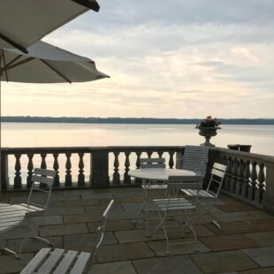 Sonnenaufgang, Seeterrasse Schloss Tutzing (dgr / eat archiv)