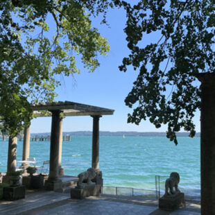 Löwenterrasse mit Seeblick vor Schloss Tutzing, dem Sitz der Evangelischen Akademie Tutzing. Foto: ma/ eat archiv