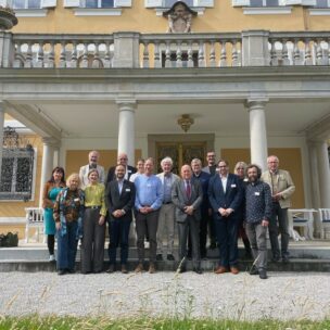 Gruppenfoto aus der Tagung "Im Zeichen Abrahams – wie Juden, Christen und Muslime in Europa kooperieren" vom 
04. - 06. Juli 2024 
(Foto: dgr / eat archiv)