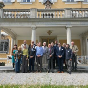 Gruppenfoto aus der Tagung "Im Zeichen Abrahams – wie Juden, Christen und Muslime in Europa kooperieren" vom 
04. - 06. Juli 2024 
(Foto: dgr / eat archiv)