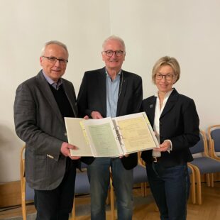 Udo Hahn, Willy Stöhr, Brigitte Grande zeigen Dokumente aus den Stasi-Unterlagen über die Evangelische Akademie Tutzing (Foto: dgr)