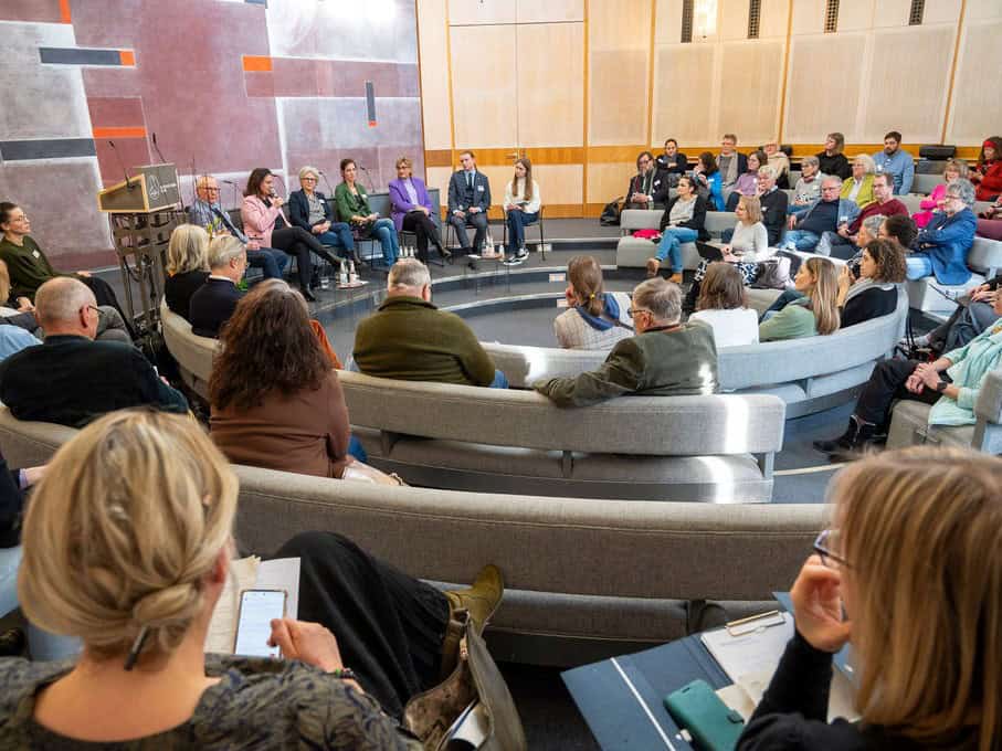 Podiumsdiskussion Schule der Zukunft