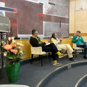 Jutta Prediger im Gespräch für BR 2 debattiert mit Prof. Dr. Friederike Wapler, Professorin für Rechtsphilosophie und Öffentliches Recht an der Johannes-Gutenberg-Universität Mainz und Geschäftsführerin der AG 2 der Kommission zur reproduktiven Selbstbe­stimmung und Fortpflanzungsmedizin der Bundesregierung sowie mit Prof. Dr. Peter Dabrock, Professor für Systematische Theologie (Ethik) am Fachbereich Theologie der Friedrich-Alexander-Universität Erlangen-Nürnberg;