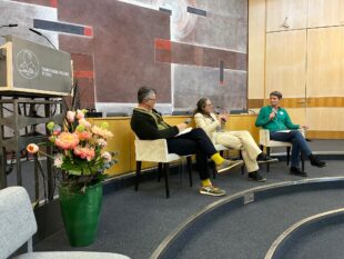 Jutta Prediger im Gespräch für BR 2 debattiert mit Prof. Dr. Friederike Wapler, Professorin für Rechtsphilosophie und Öffentliches Recht an der Johannes-Gutenberg-Universität Mainz und Geschäftsführerin der AG 2 der Kommission zur reproduktiven Selbstbe­stimmung und Fortpflanzungsmedizin der Bundesregierung sowie mit Prof. Dr. Peter Dabrock, Professor für Systematische Theologie (Ethik) am Fachbereich Theologie der Friedrich-Alexander-Universität Erlangen-Nürnberg;