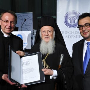 Empfang der griechischen Akademie
Übergabe des Löwen durch Udo Hahn an Patriarch Batholomaios, re Stavros Kostantinidis
Foto: Marcus Schlaf, 17.05.2014
gespeichert unter hellas8