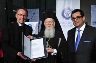 Empfang der griechischen Akademie
Übergabe des Löwen durch Udo Hahn an Patriarch Batholomaios, re Stavros Kostantinidis
Foto: Marcus Schlaf, 17.05.2014
gespeichert unter hellas8