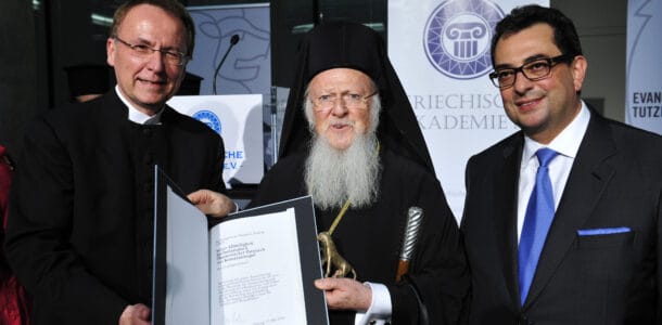 Empfang der griechischen Akademie
Übergabe des Löwen durch Udo Hahn an Patriarch Batholomaios, re Stavros Kostantinidis
Foto: Marcus Schlaf, 17.05.2014
gespeichert unter hellas8