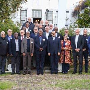 Gruppenbild mit dem Gastgeber der Konsultation, Dr. Thabo Makgoba, Anglikanischer Erzbischof von Kapstadt (vorne Bildmitte) und (rechts) Bischof Dr. Sithembele Sipuka, Präsident des Südafrikanischen Rates der Kirchen, Prof. Katherine Marshall, Georgetown University, Vizepräsidentin des Interreligiösen Beirats der G20, Bischof Prof. Dr. Heinrich Bedford-Strohm, Vorsitzender des Ökumenischer Rat der Kirchen, Dr. John Endres, Direktor Institute of Race Relations, und Gregor Jaecke, Leiter des Auslandsbüros Südafrika der Konrad-Adenauer-Stiftung.
