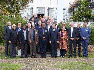 Gruppenbild mit dem Gastgeber der Konsultation, Dr. Thabo Makgoba, Anglikanischer Erzbischof von Kapstadt (vorne Bildmitte) und (rechts) Bischof Dr. Sithembele Sipuka, Präsident des Südafrikanischen Rates der Kirchen, Prof. Katherine Marshall, Georgetown University, Vizepräsidentin des Interreligiösen Beirats der G20, Bischof Prof. Dr. Heinrich Bedford-Strohm, Vorsitzender des Ökumenischer Rat der Kirchen, Dr. John Endres, Direktor Institute of Race Relations, und Gregor Jaecke, Leiter des Auslandsbüros Südafrika der Konrad-Adenauer-Stiftung.