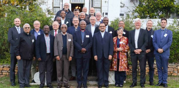 Gruppenbild mit dem Gastgeber der Konsultation, Dr. Thabo Makgoba, Anglikanischer Erzbischof von Kapstadt (vorne Bildmitte) und (rechts) Bischof Dr. Sithembele Sipuka, Präsident des Südafrikanischen Rates der Kirchen, Prof. Katherine Marshall, Georgetown University, Vizepräsidentin des Interreligiösen Beirats der G20, Bischof Prof. Dr. Heinrich Bedford-Strohm, Vorsitzender des Ökumenischer Rat der Kirchen, Dr. John Endres, Direktor Institute of Race Relations, und Gregor Jaecke, Leiter des Auslandsbüros Südafrika der Konrad-Adenauer-Stiftung.