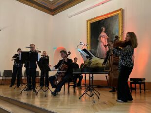 Barockmusik mit L’Accademia Giocosa

Kammerkonzert im Mai 2025 mit Werken von Antonio Vivaldi, Luigi Boccherini, Joan Baptista Pla, Francesco Durante und Georg Philipp Telemann.