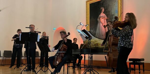 Barockmusik mit L’Accademia Giocosa

Kammerkonzert im Mai 2025 mit Werken von Antonio Vivaldi, Luigi Boccherini, Joan Baptista Pla, Francesco Durante und Georg Philipp Telemann.