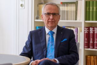 Udo HAHN, Akademiedirektor